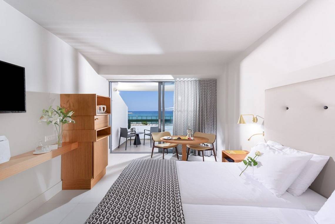 Innenansicht eines Hotelzimmers im Aquila Porto Rethymno mit Blick auf das Meer.