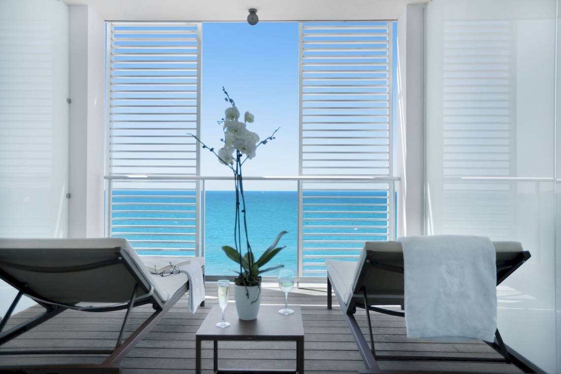 Balkon des Pure Salt Garonda Hotels mit Blick auf das Meer.