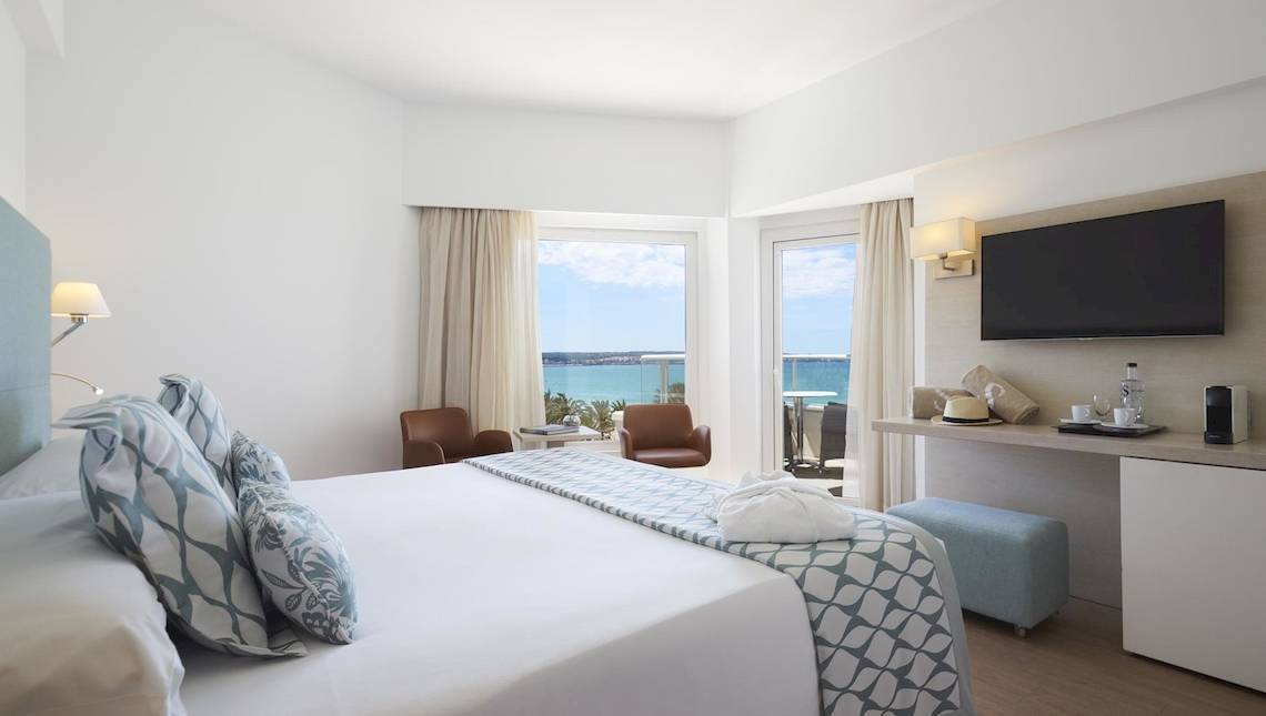 Hotelzimmer im Pure Salt Garonda mit Blick auf das Meer.