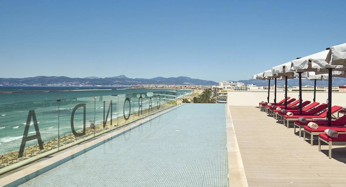 Oberes Schwimmbad des Pure Salt Garonda Hotels mit Blick auf das Meer und Berge