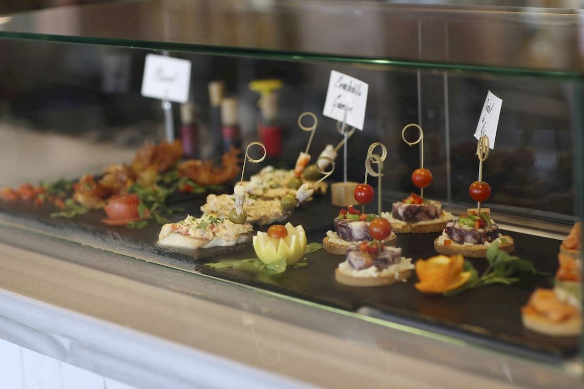 Gesunde Gerichte im Schaufenster des Pure Salt Garonda Hotels.