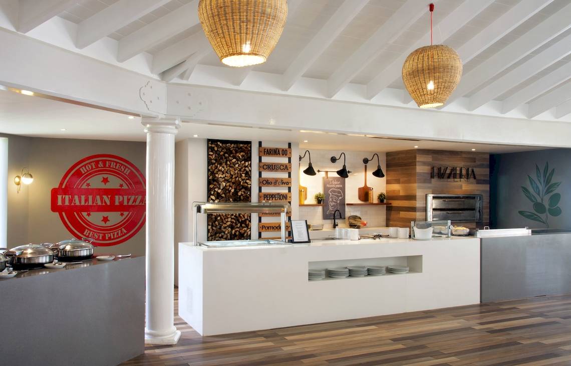 Italienische Pizzastation im Gran Ventana Beach Resort mit Holzöfen und rustikalem Design.