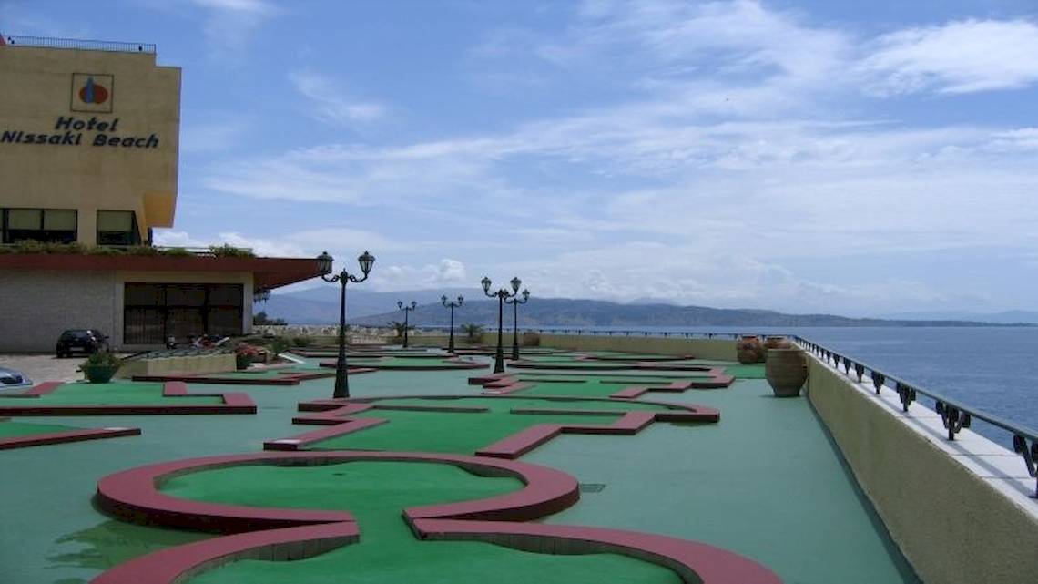 Minigolfplatz vor dem Hotel Nissaki Beach mit Blick auf das Meer