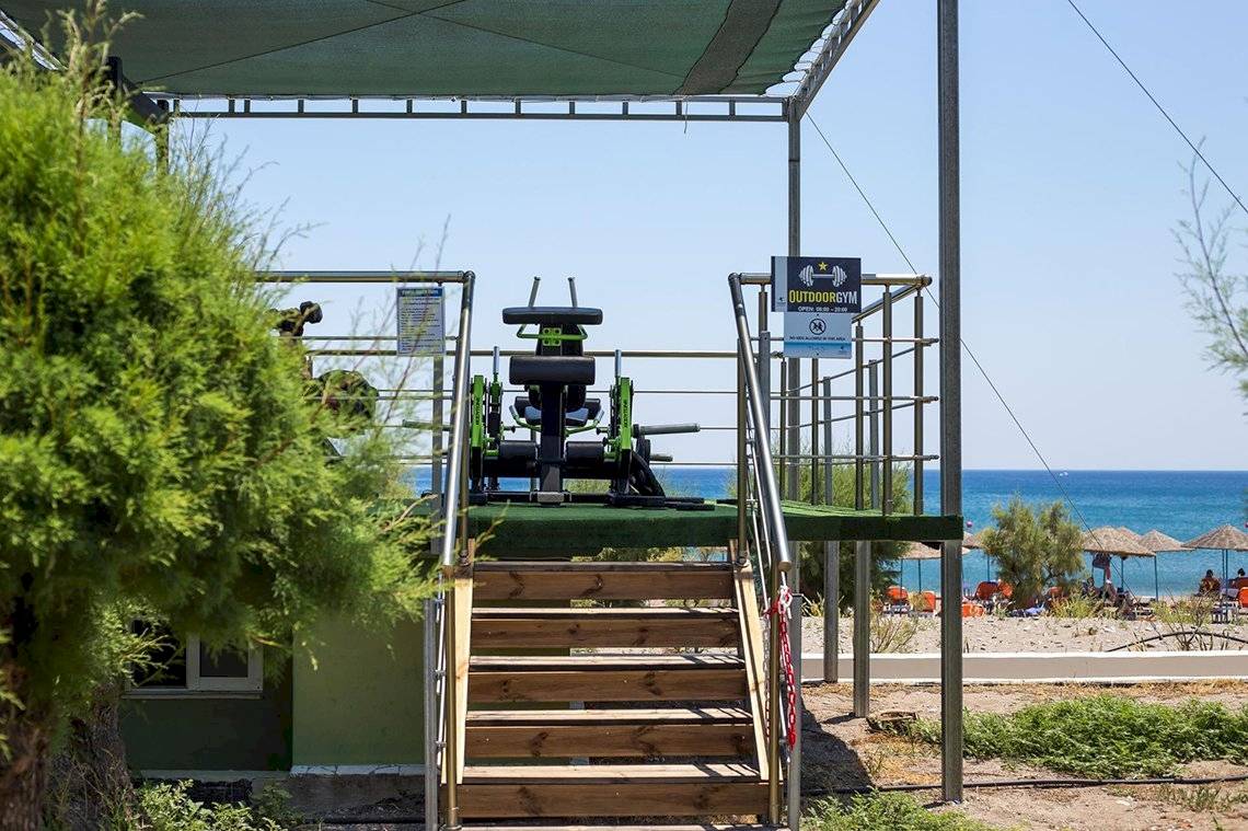 Freizeitaktivitäten am Strand im Hotel Pegasos Deluxe Beach mit Fitnessgeräten und Blick auf das Meer