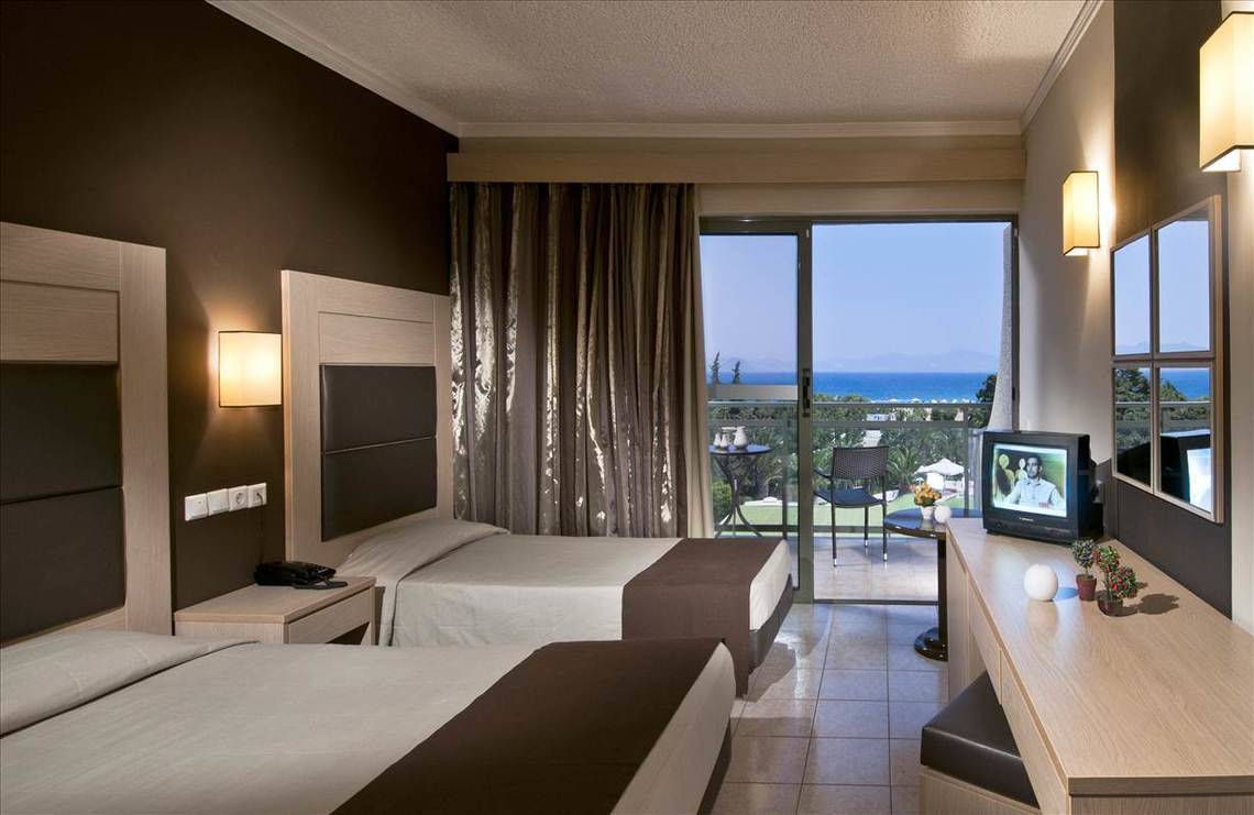 Zwei Betten in einem Hotelzimmer des Kipriotis Hippocrates mit Blick auf das Meer.