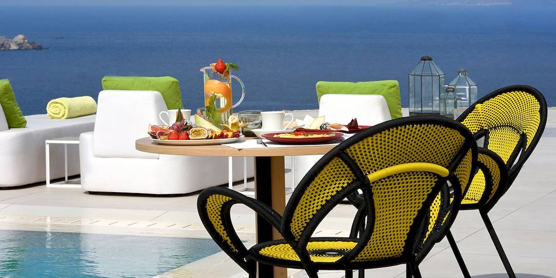 Frühstückstisch am Pool mit Blick auf das Meer im Myconian Naia Hotel