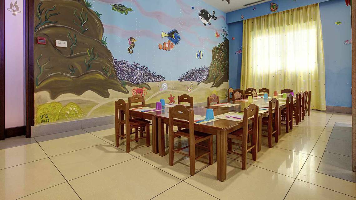 Kindertisch im Atlantica Marmari Palace mit Meereslebenswand