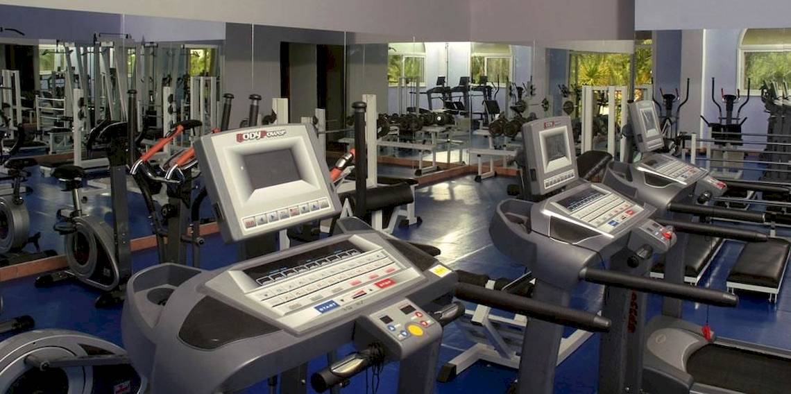 Fitnessstudio im LABRANDA Sandy Beach Resort mit Laufbändern und anderen Trainingsgeräten.