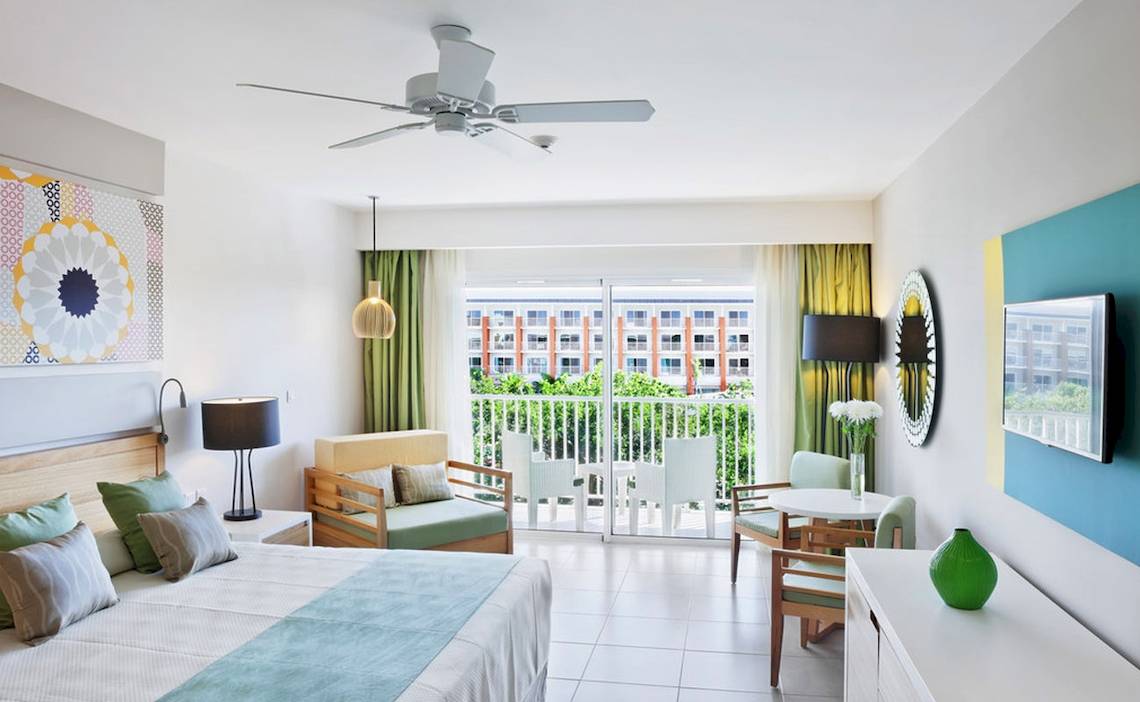 Hotelzimmer mit Balkon und Meerblick, modernes Interieurdesign.