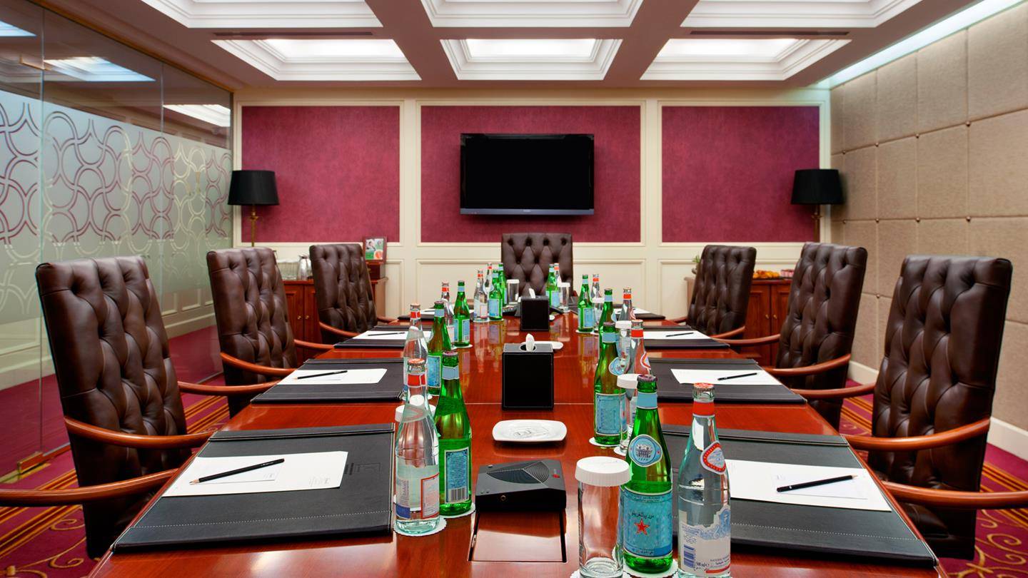 Konferenzraum im Kempinski Hotel Residences Palm Jumeirah mit einem langen Tisch und braunen Lederstühlen.