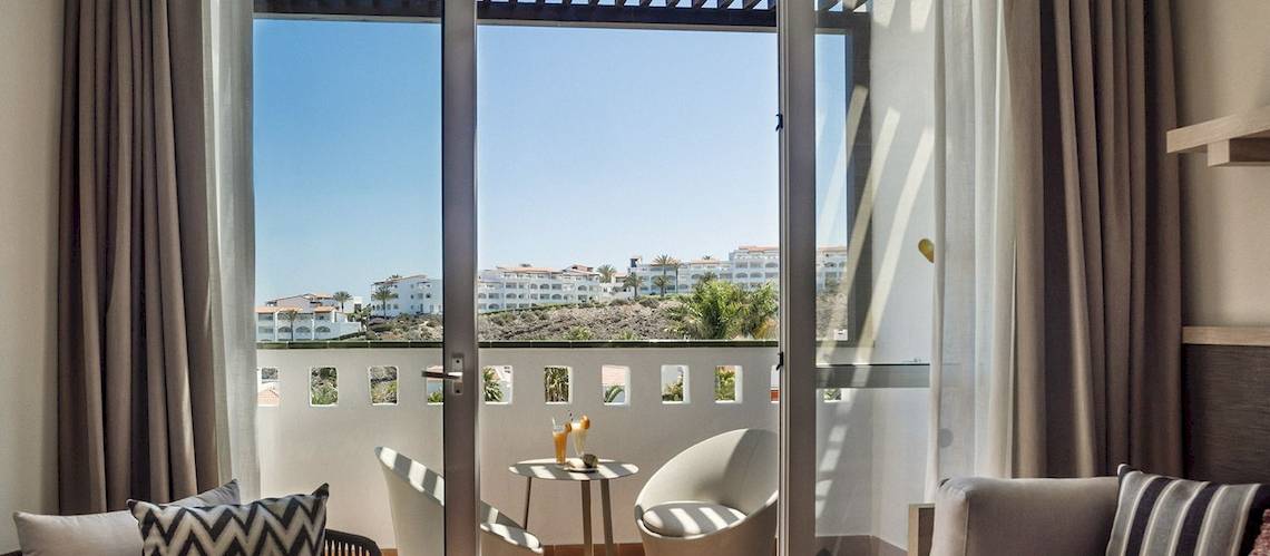 Blick vom Balkon des Fuerteventura Princess Hotels auf die Stadt und die Küste.