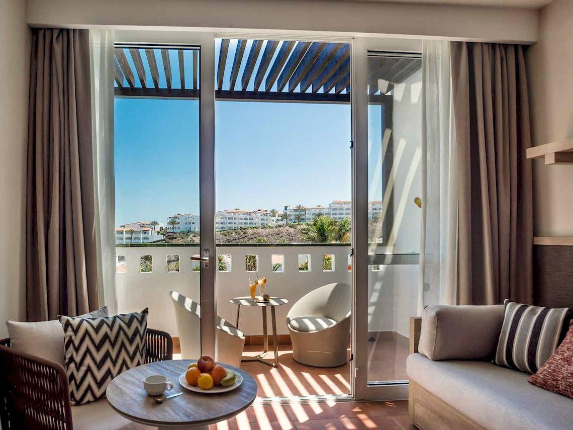 Blick von der Balkon des Fuerteventura Princess Hotels auf das Meer und die Gebäude.