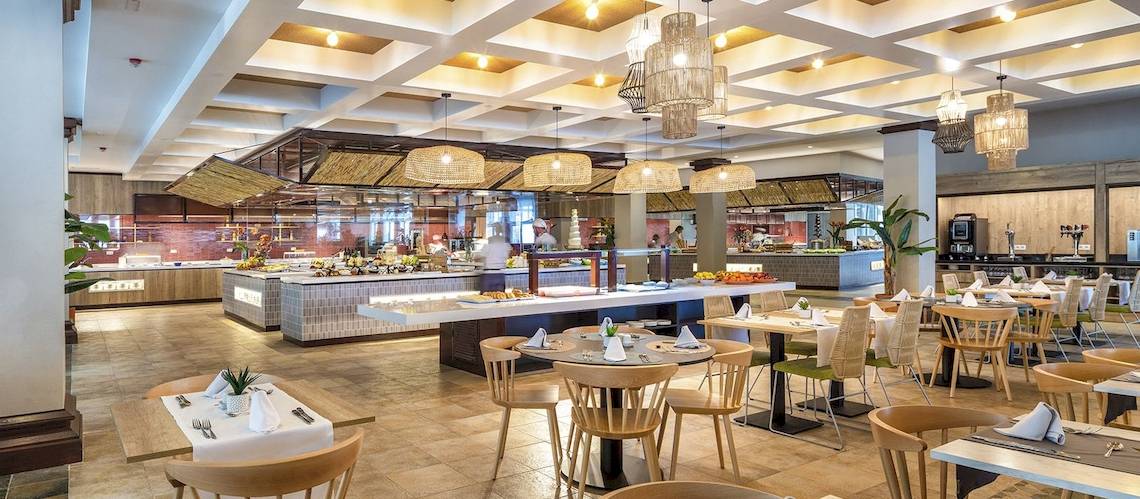 Innenansicht des Restaurants im Fuerteventura Princess Hotel mit Tischen, Stühlen und Buffet.