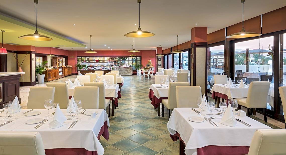 Innenansicht des Restaurants im Occidental Jandia Mar Hotel mit gedeckten Tischen und Stühlen.