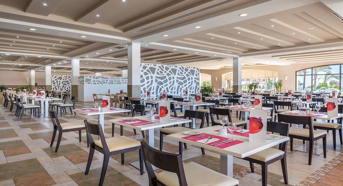 Innenansicht des Restaurants im Occidental Jandia Mar Hotel mit vielen Tischen und Stühlen.