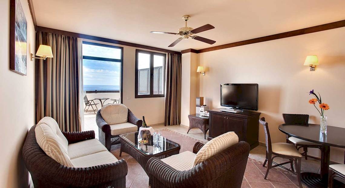 Suite-Zimmer im Hotel Occidental Jandia Royal Level mit Blick auf den Ozean.