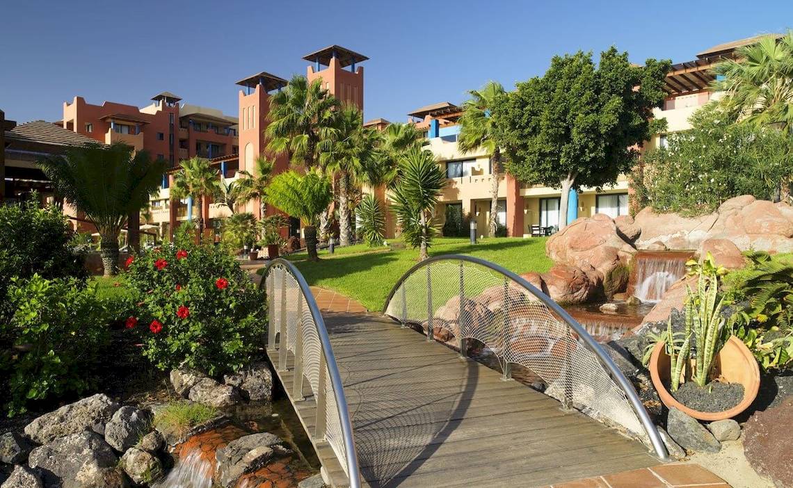 Der Eingang zum H10 Tindaya Hotel mit einem Gehweg über einen kleinen Wasserlauf.