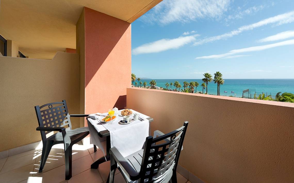 Balkon des H10 Tindaya Hotels mit Blick auf das Meer und die Palmen