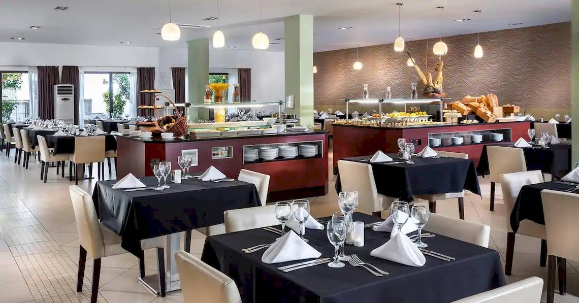Restaurant im Melia Tortuga Beach Hotel mit gedeckten Tischen und Buffets.