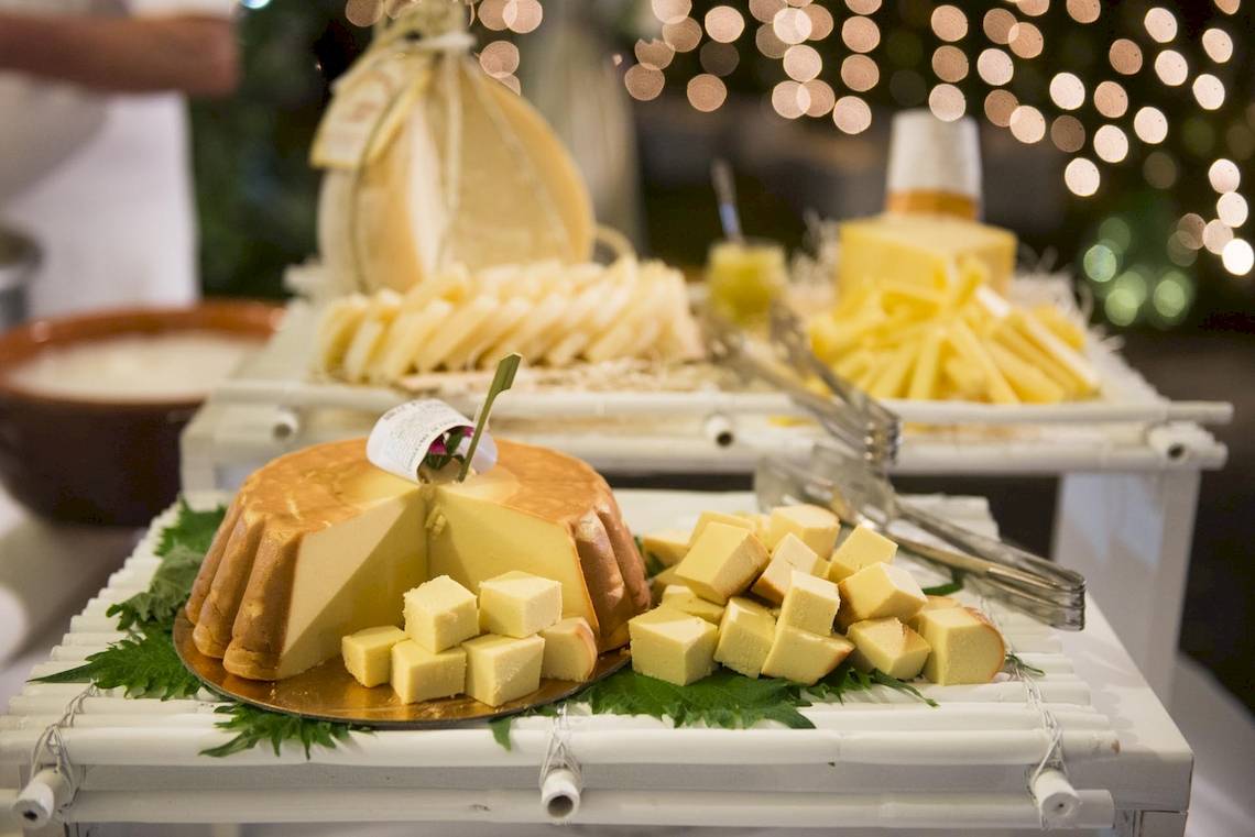 Buffet mit verschiedenen Käsesorten im Sierra Silvana Hotel.