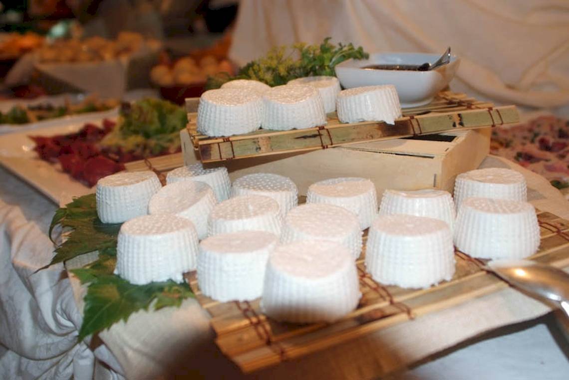 Buffet-Tisch mit Käse-Auswahl im Hotel Sierra Silvana.