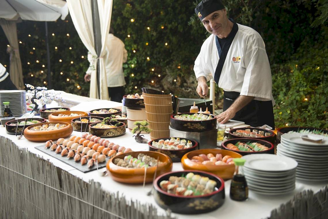 Ein Sushi-Buffet-Tisch im Hotel Sierra Silvana mit verschiedenen Gerichten.