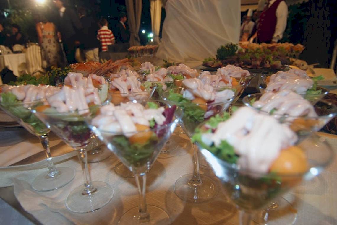 Buffet mit Vorspeisen im Hotel Sierra Silvana mit Gästen im Hintergrund.
