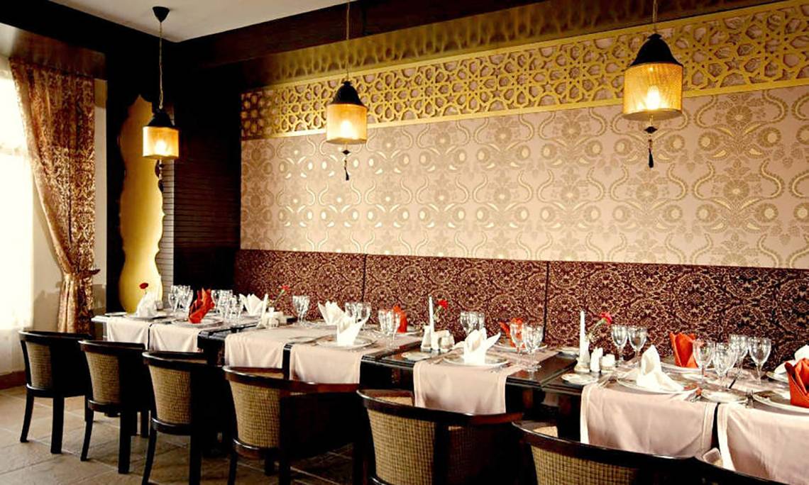 Restauranttisch im Seaden Sea World Resort & Spa, stilvoll eingerichtet mit Tischdecken und Servietten.
