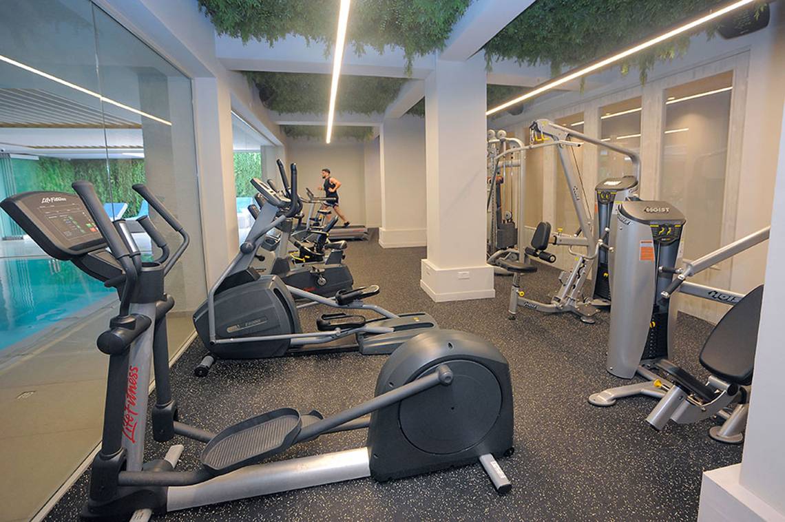 Innenansicht des Fitnesscenters im Nelia Beach Hotel & Spa mit Laufband und Hantelbank.