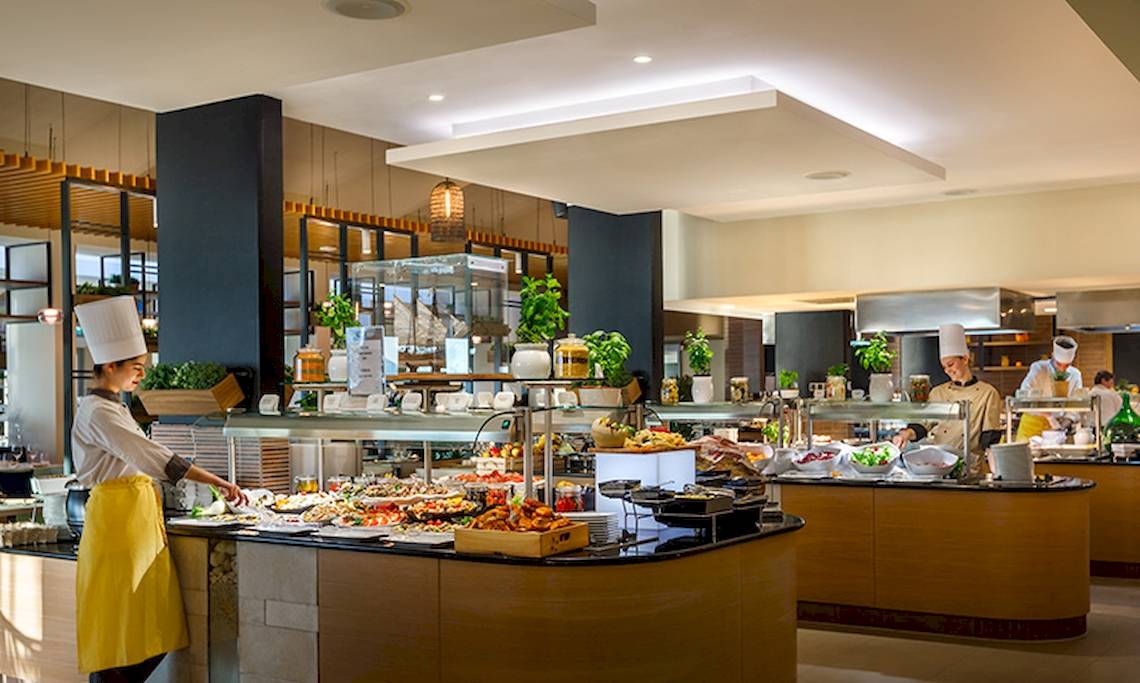Buffetbereich im Valamar Argosy Hotel mit Köchen und Gästen.