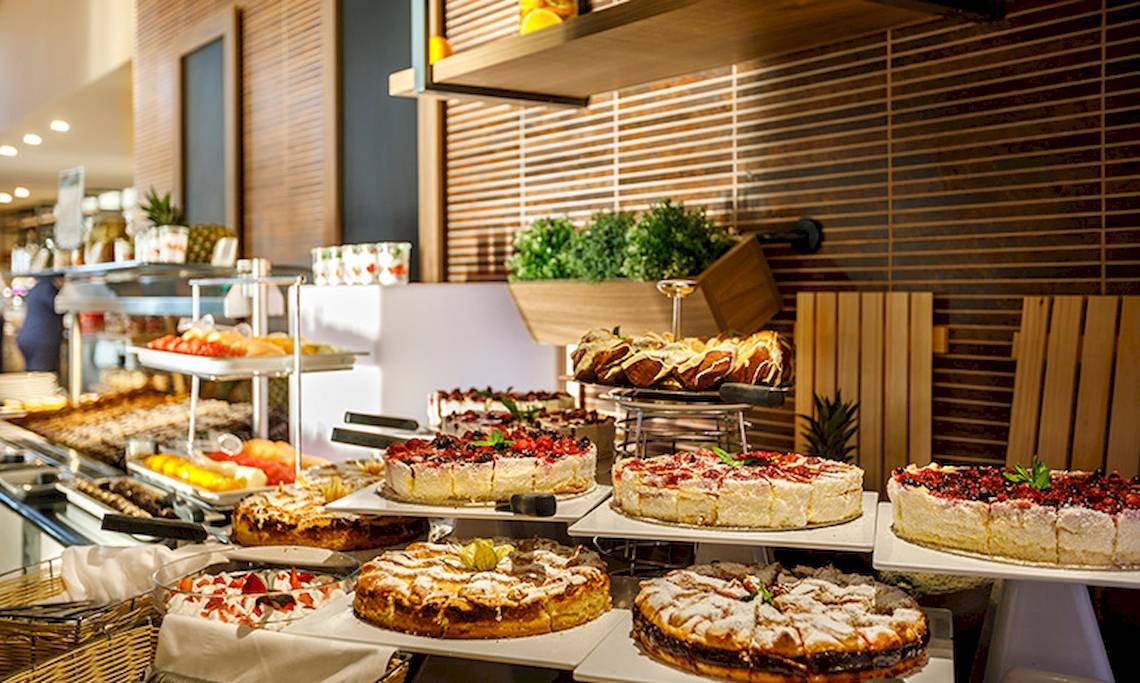 Desserts-Buffet im Valamar Argosy Hotel mit verschiedenen Kuchen und Torten.