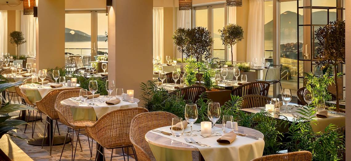 Restaurant des Valamar Argosy Hotels mit Blick auf die Stadt und den Berg.