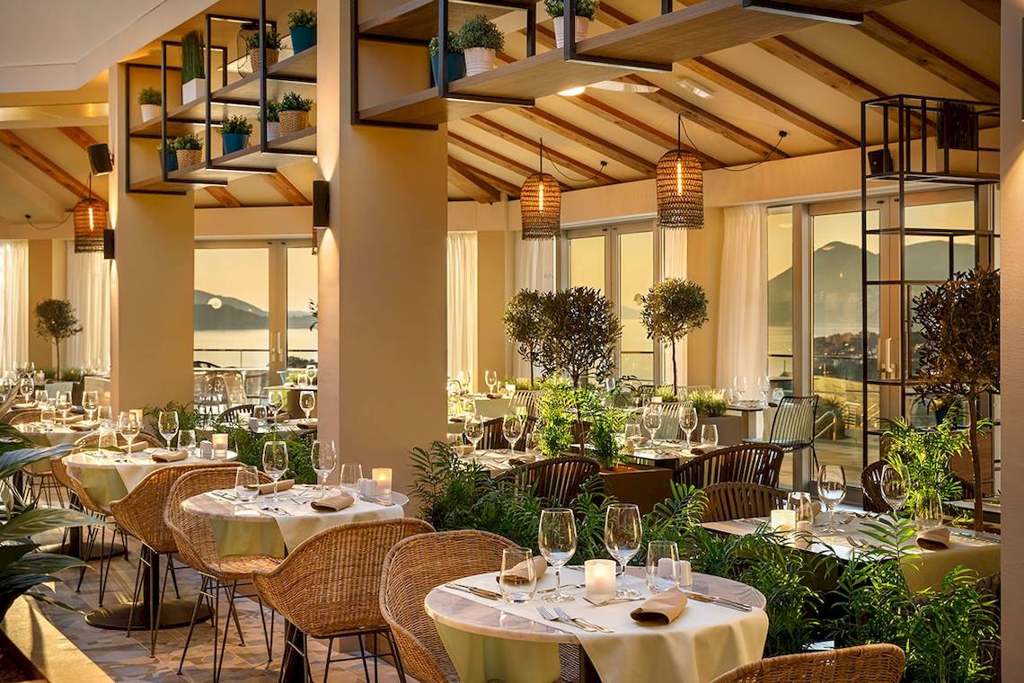 Innenansicht des Restaurants im Valamar Argosy Hotel mit gedeckten Tischen und Blick auf den Garten.