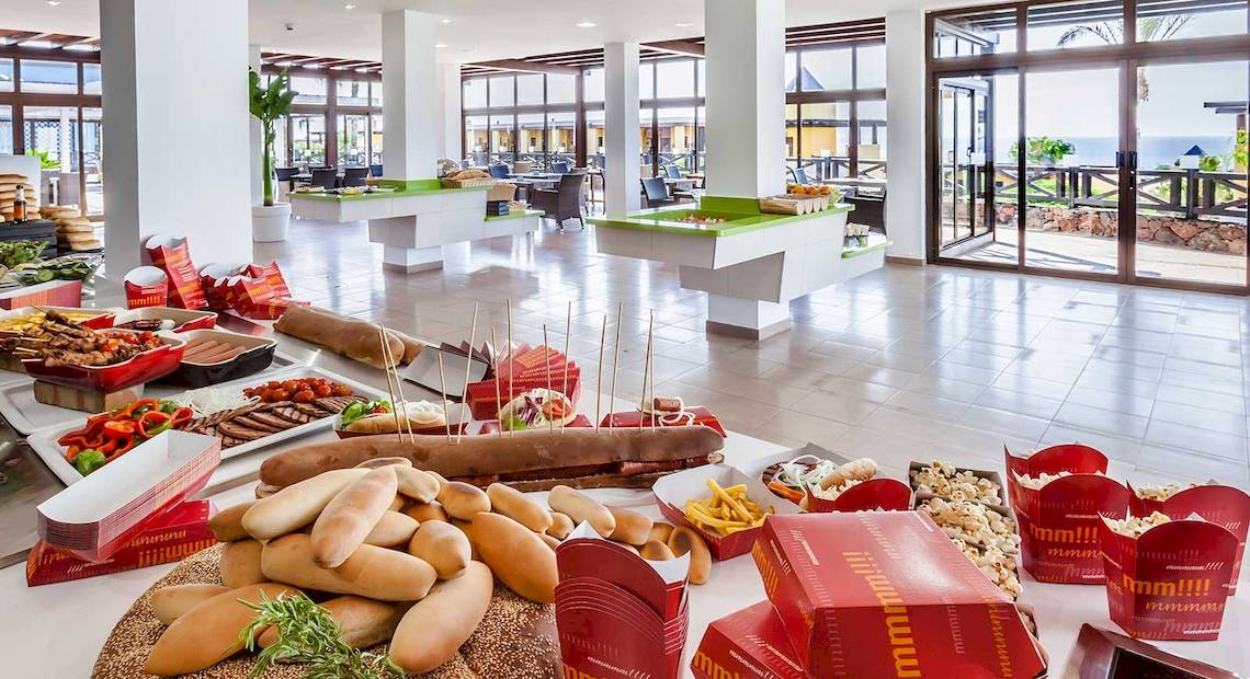 Buffetbereich im Occidental Jandia Playa Hotel mit verschiedenen Speisen und Snacks auf einem großen Tisch.