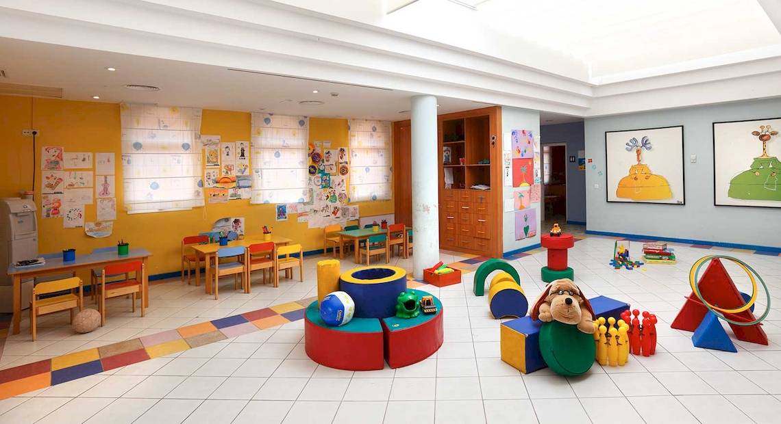 Kinderspielzimmer im Hotel Occidental Jandia Playa mit bunten Spielzeugen und Möbeln.