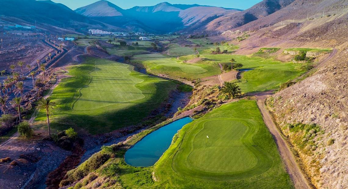 Luftaufnahme des Golfplatzes im Occidental Jandia Playa Hotel mit grünen Fairways und Wasserhindernissen.