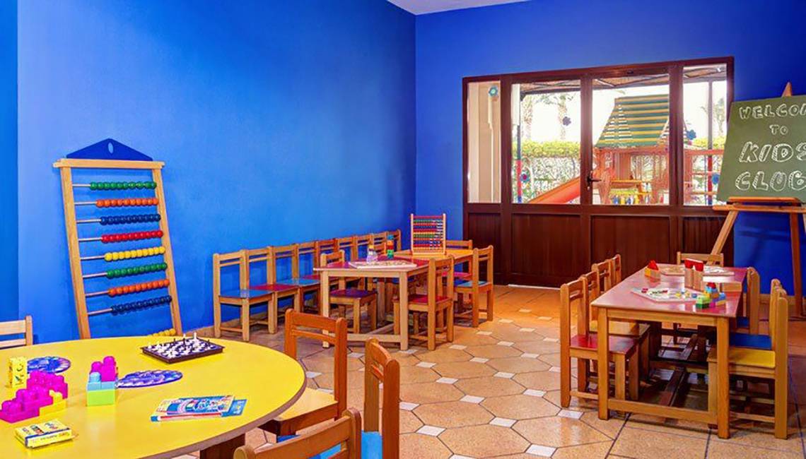 Kinderclub im Jaz Lamaya Resort mit blauen Wänden, bunten Spielzeugen und Tischen