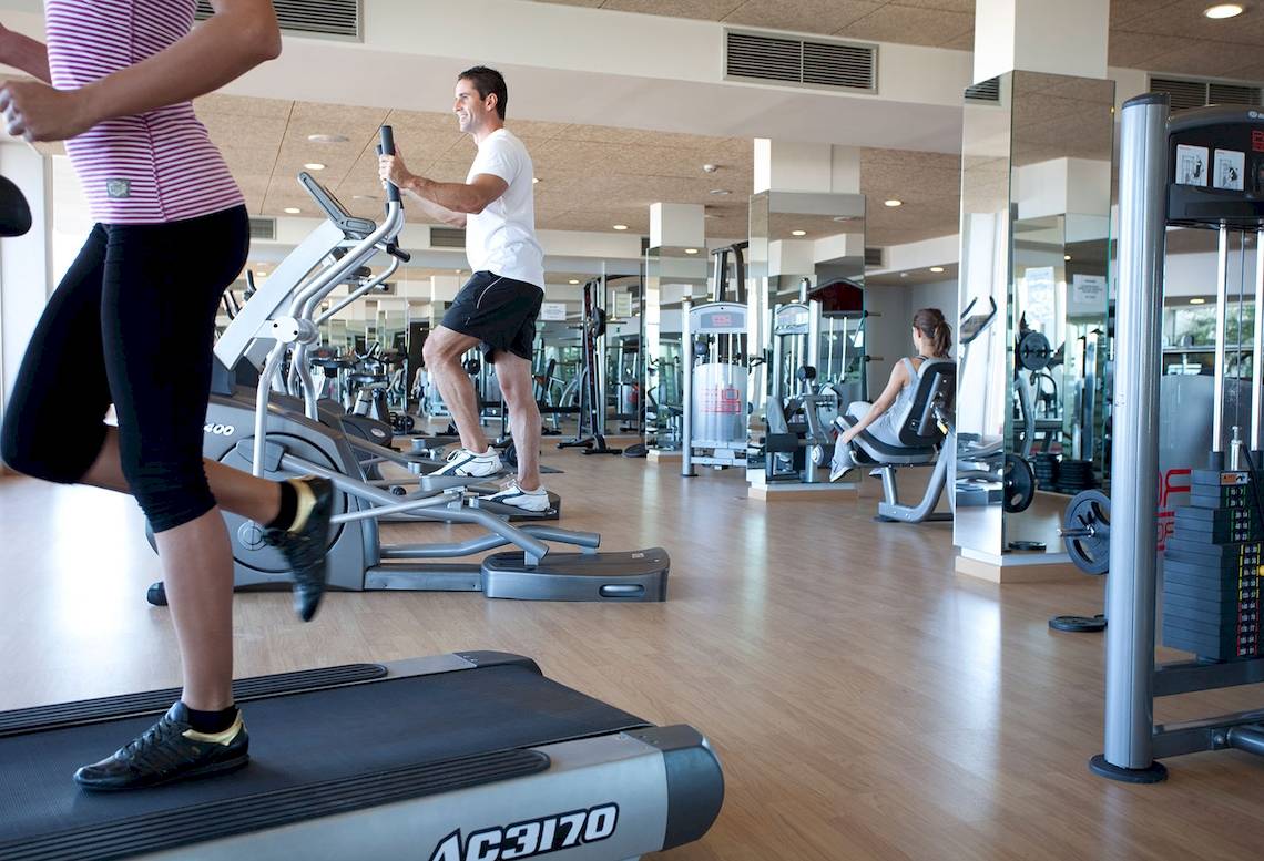 Fitness Center im Landmar Costa Los Gigantes Hotel mit Mitgliedern, die Geräte nutzen.