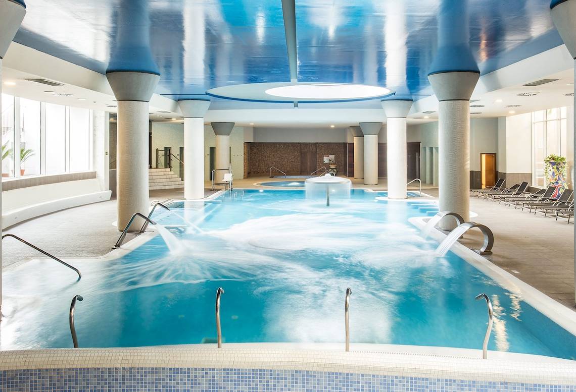 Schwimmbad im Landmar Costa Los Gigantes Hotel mit blauen Säulen und Wasserfällen