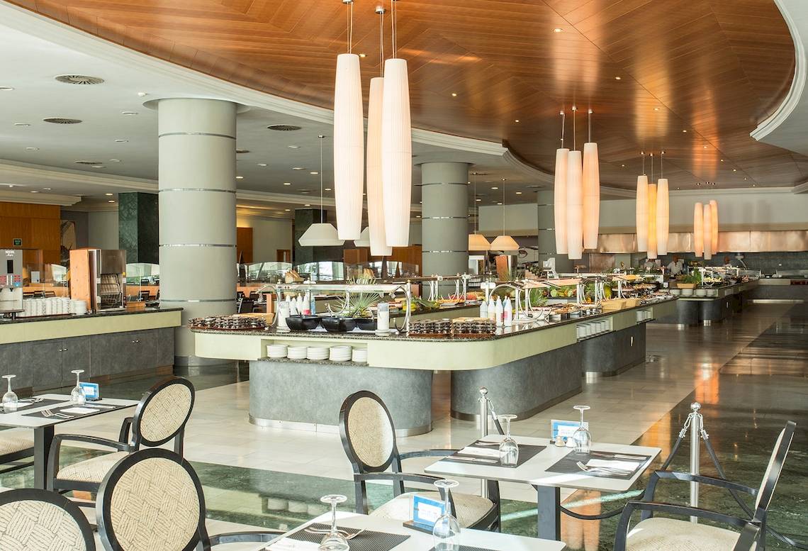 Innenansicht des Restaurants im Landmar Costa Los Gigantes Hotel mit Buffet und gedeckten Tischen.