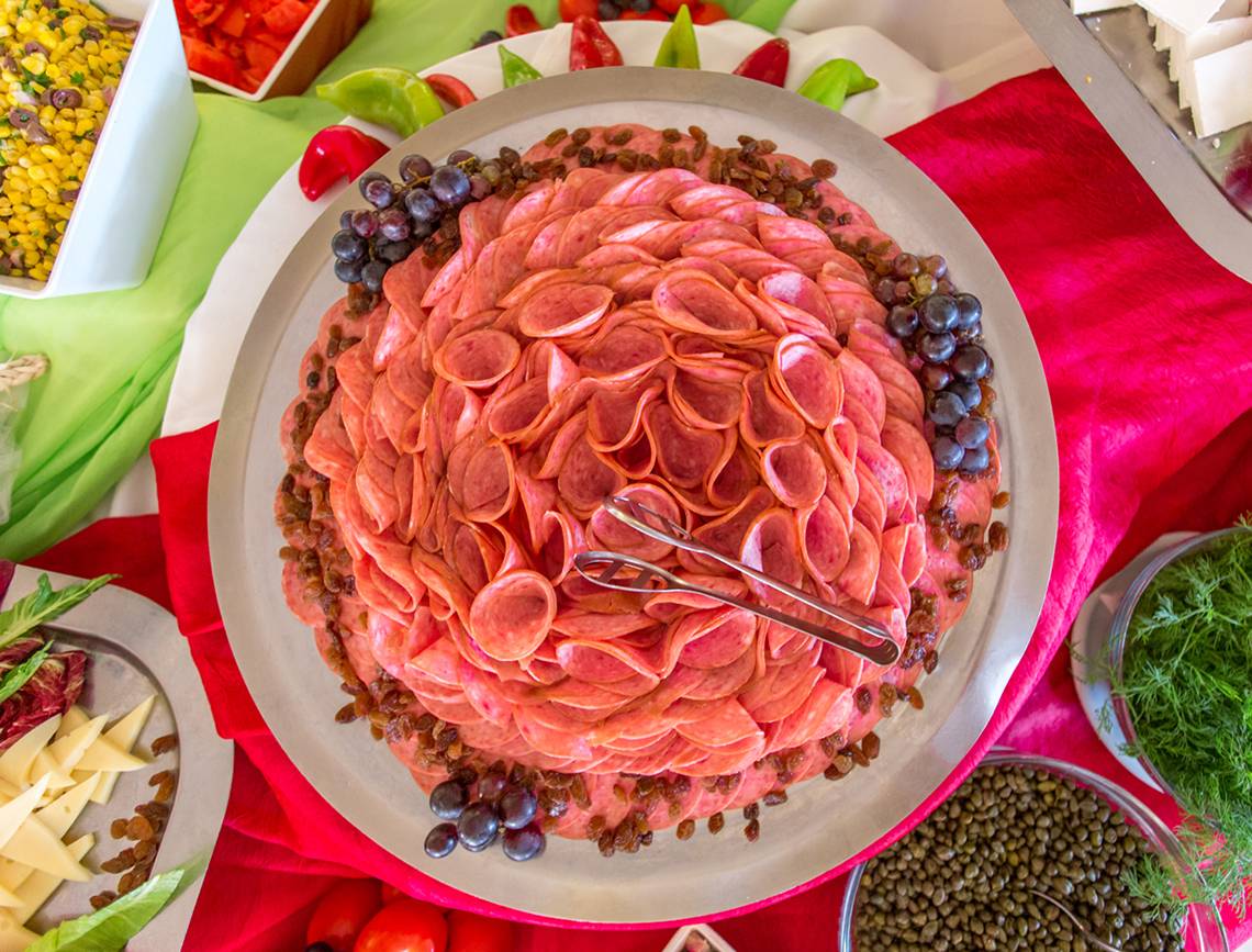 Buffet mit Fleisch, Obst und Gemüse auf einem großen Tisch serviert