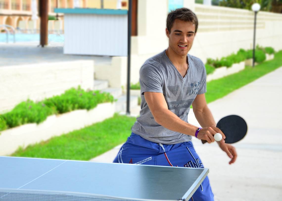 Mann im Messonghi Beach Holiday Resort spielt Tischtennis.