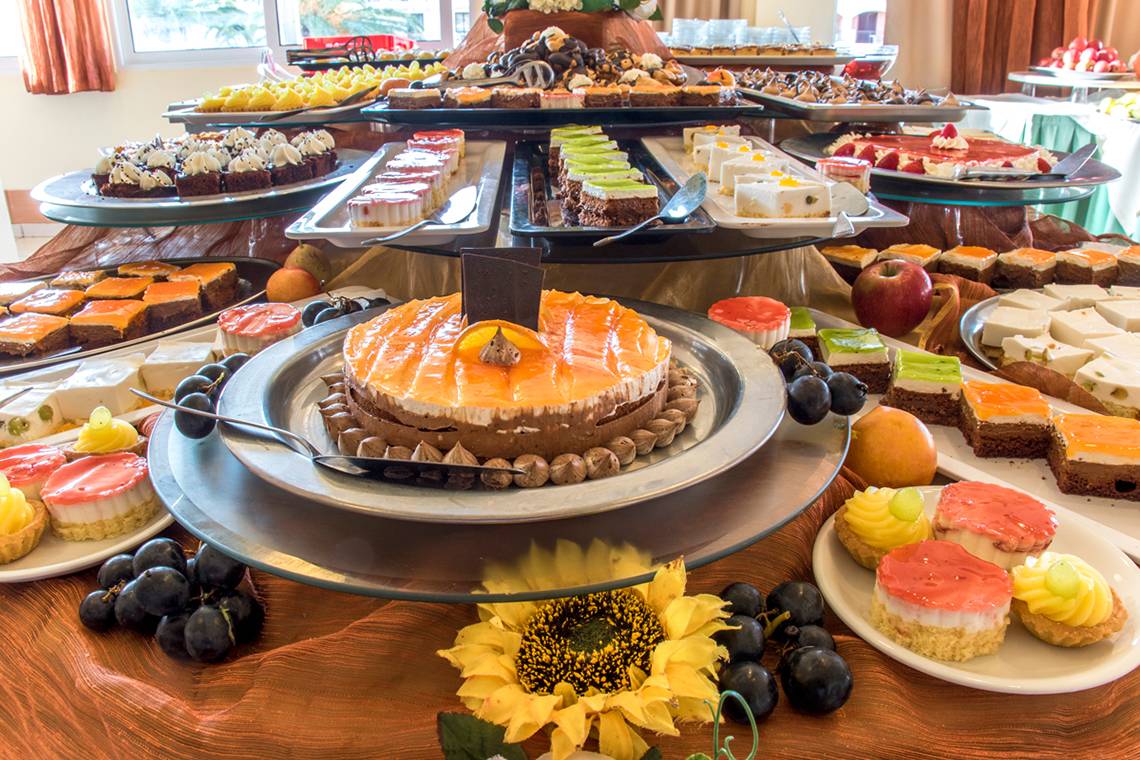 Buffet mit verschiedenen Süßigkeiten im Messonghi Beach Holiday Resort.