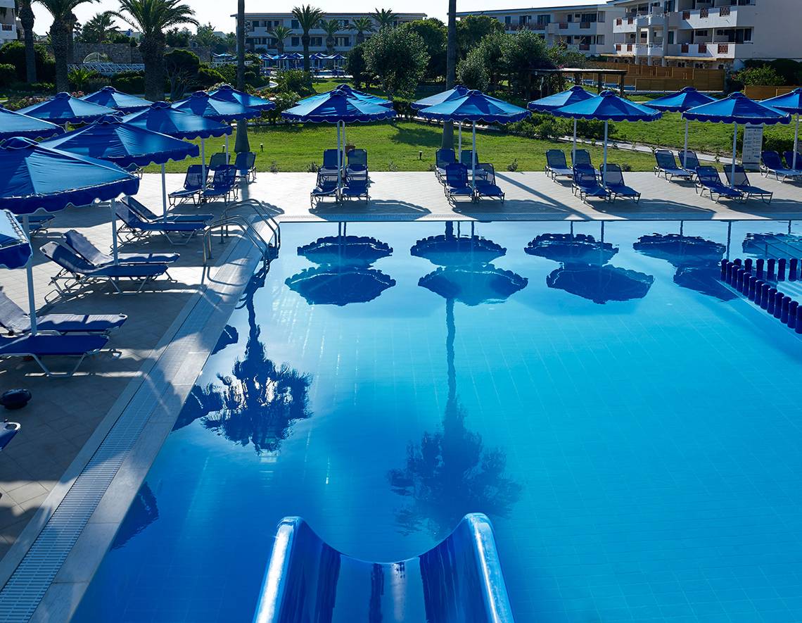 Außenpool mit Liegestühlen und Sonnenschirmen im Mitsis Ramira Beach Hotel.