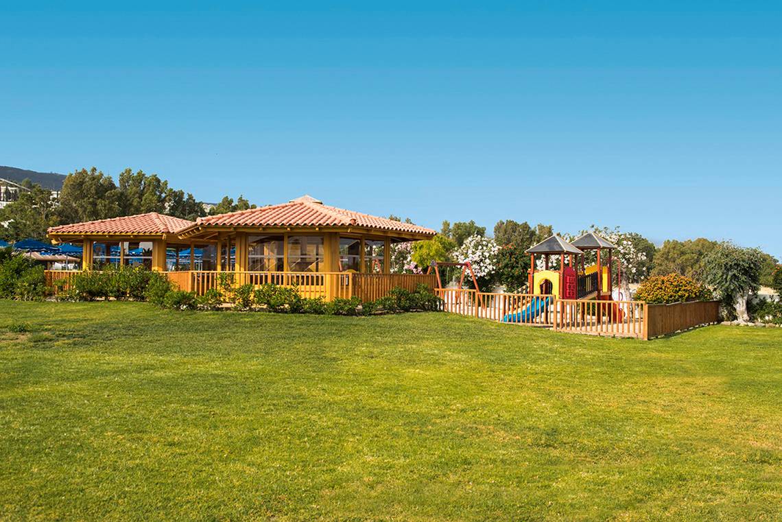 Spielplatz im Freien am Mitsis Ramira Beach Hotel mit Rutsche und Pavillon
