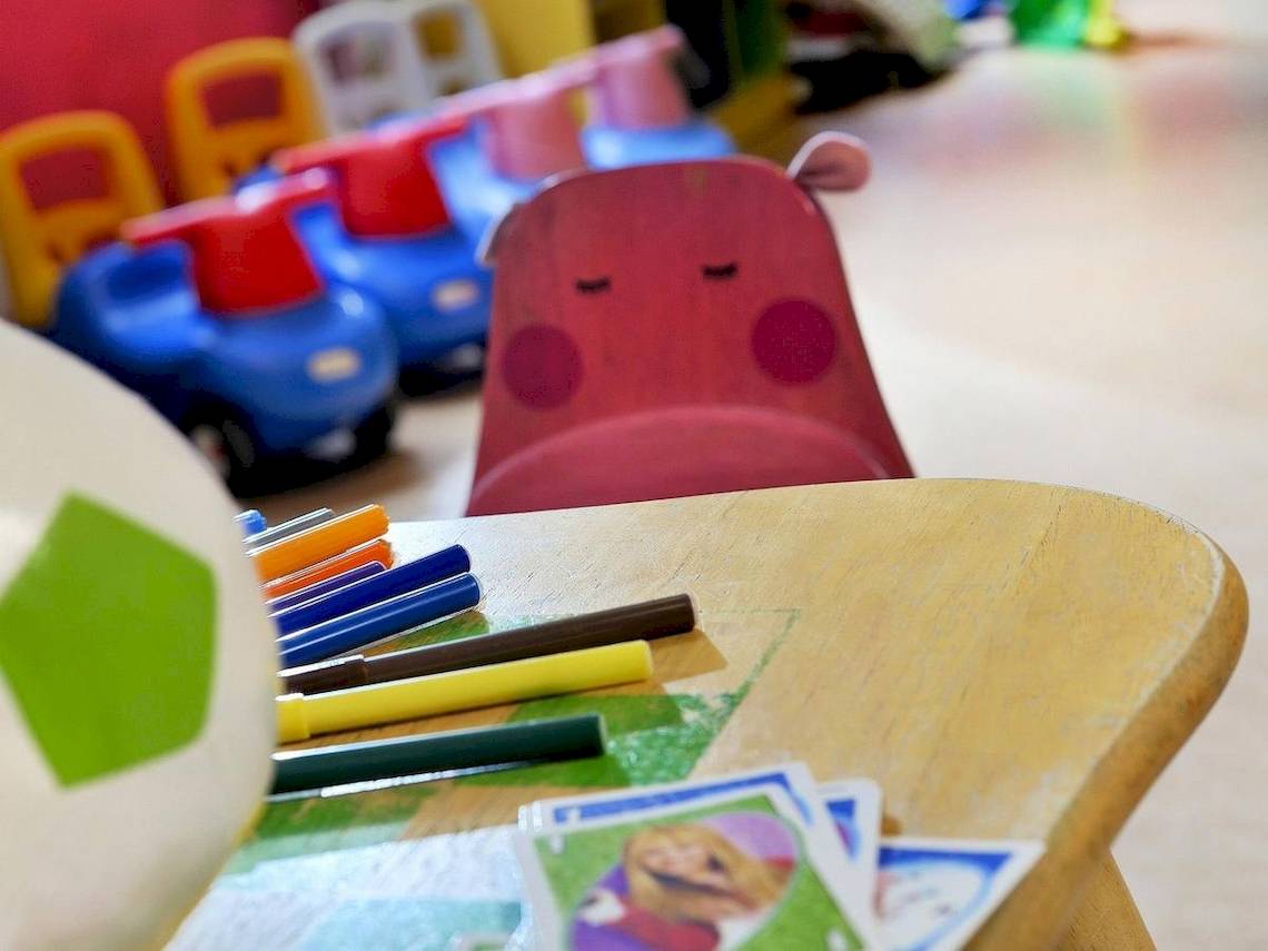 Spieltisch mit Stiften und Karten im Kinderzimmer von Le Meridien Ile Maurice