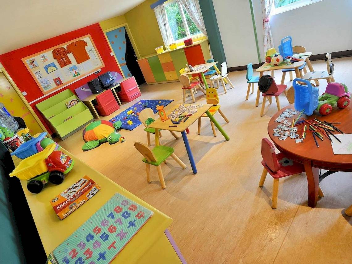 Kinderzimmer im Le Meridien Ile Maurice mit bunten Möbeln und Spielzeug.