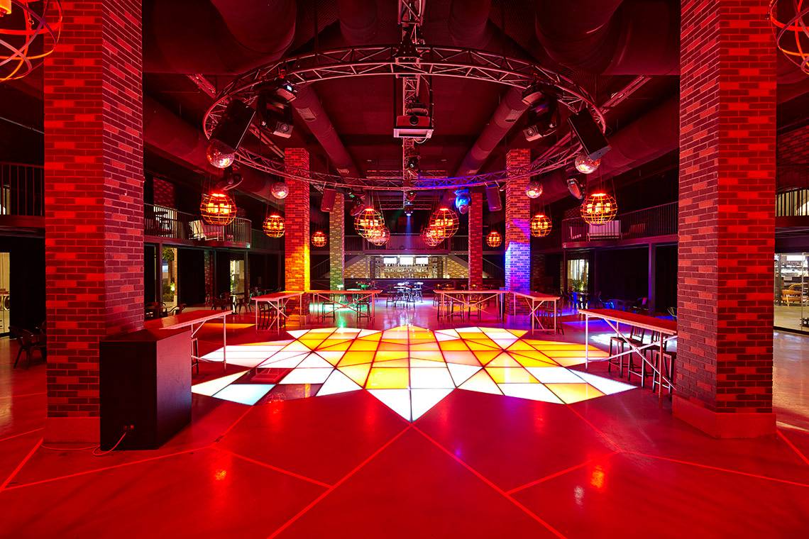 Hotellobby mit roter Beleuchtung und Musterboden, Titanic Deluxe Golf Belek