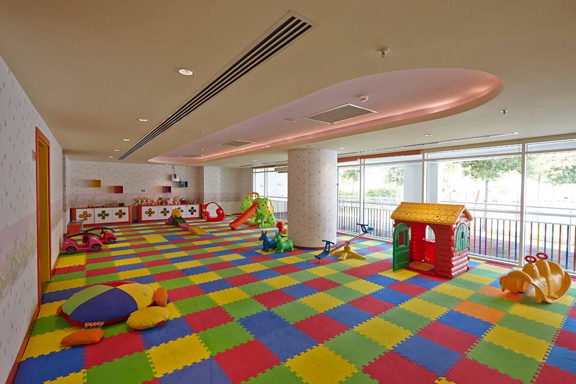 Kinderspielplatz im Titanic Deluxe Golf Belek Hotel mit bunten Puzzle-Matten und Spielsachen.