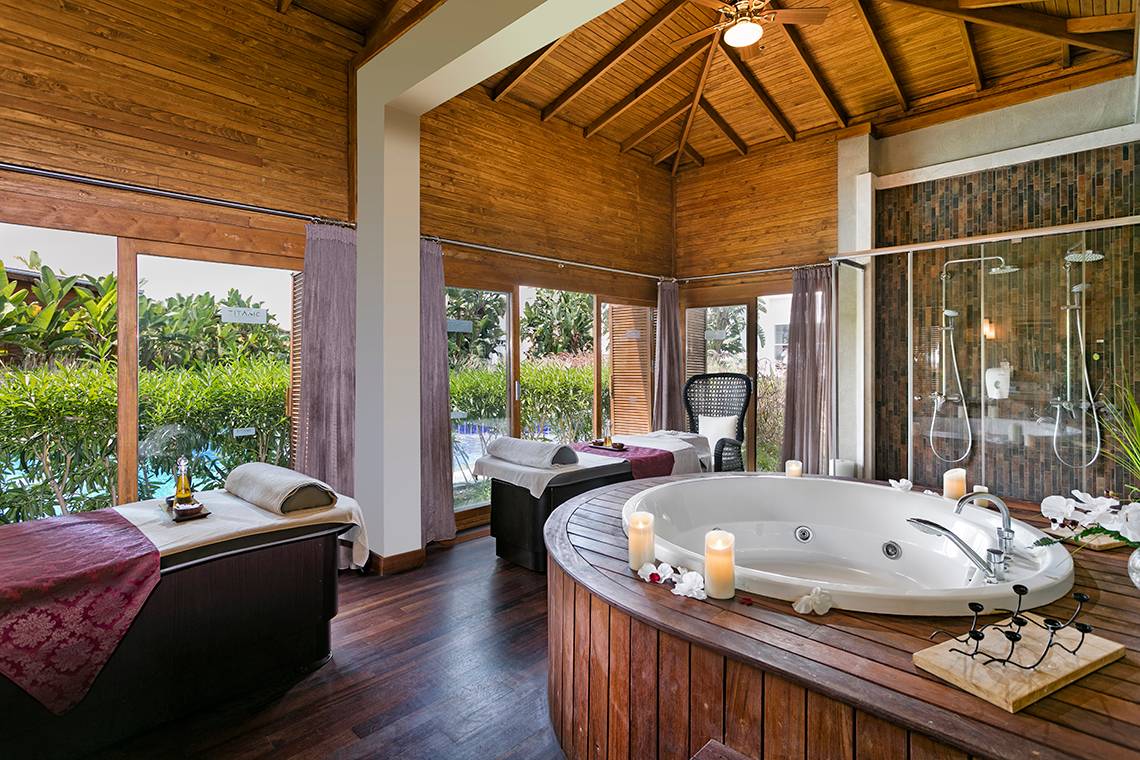 Spa-Bereich im Titanic Deluxe Golf Belek Hotel mit Jacuzzi und Massageliegen.